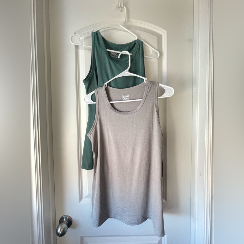 2 pack of women’s tank tops